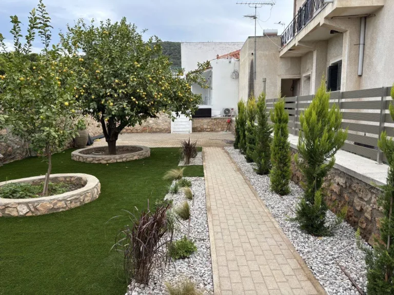 Κατασκευή κήπου σε εξοχική κατοικία στην Αίγινα