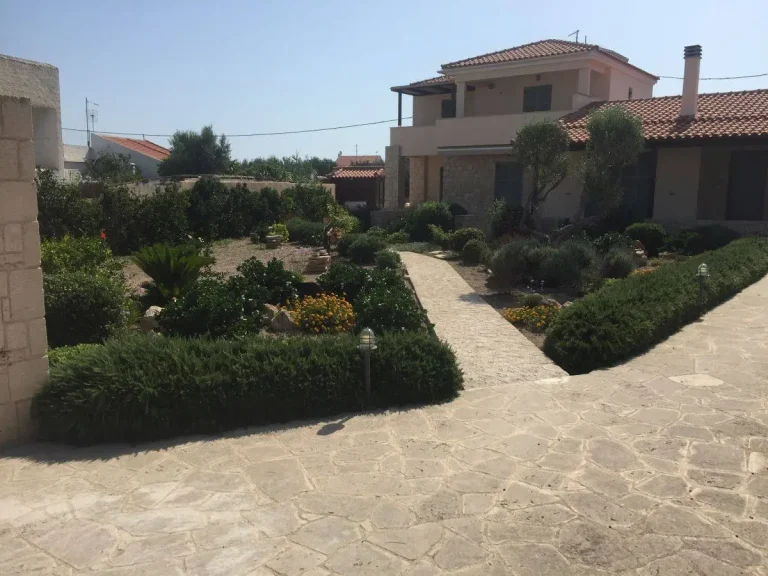 Συντήρηση και περιποίηση κήπου σε εξοχική κατοικία