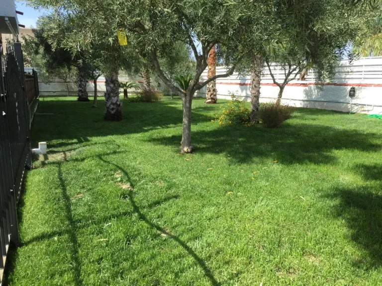 Διαμόρφωση εξωτερικού χώρου με φυτεύσεις στην Αίγινα