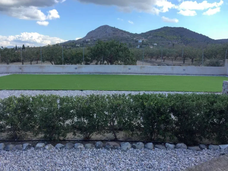 τοποθέτηση χλοοτάπητα και κλάδεμα