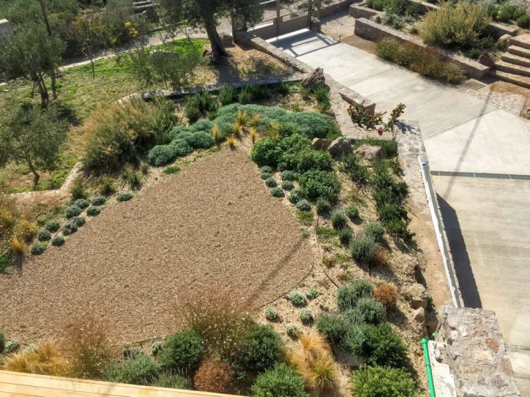 Διαμόρφωση εξωτερικού χώρου με φυτεύσεις στην Αίγινα