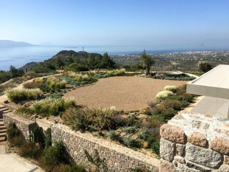 Διαμόρφωση εξωτερικού χώρου με φυτεύσεις στην Αίγινα