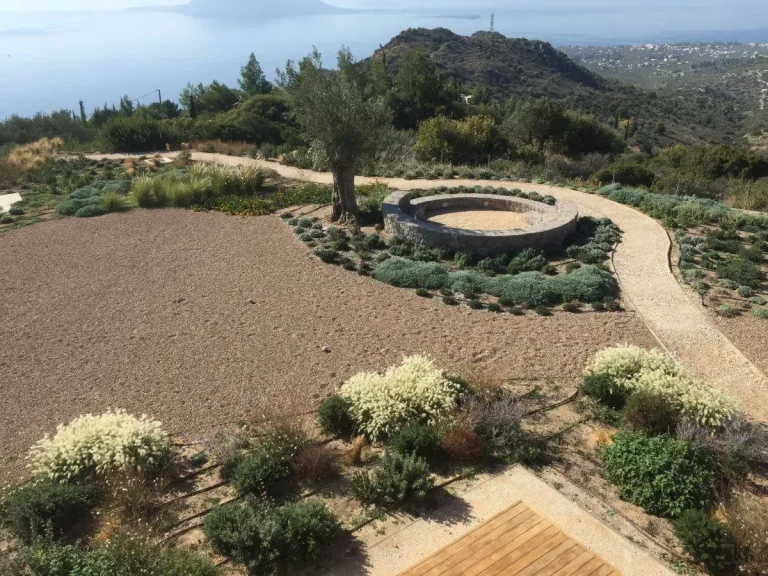 Φύτευση καλλωπιστικών φυτών σε ιδιωτικό κήπο στην Αίγινα
