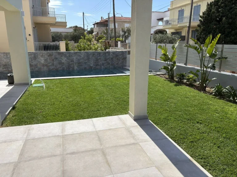 τοποθέτηση χλοοτάπητα και τοποθέτηση συστήματος αυτόματου ποτίσματος σε κήπο