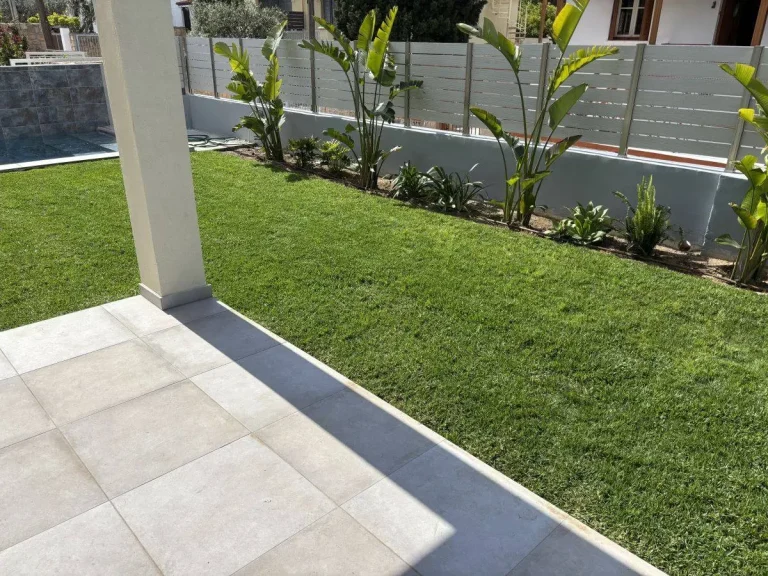 τοποθέτηση χλοοτάπητα και τοποθέτηση συστήματος αυτόματου ποτίσματος