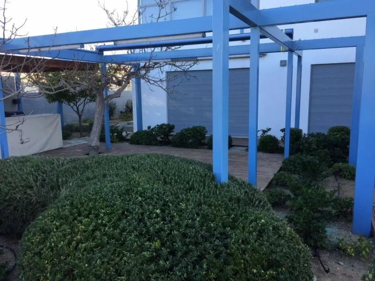 Φυτεύσεις και διαμόρφωση παρτεριών σε κήπο