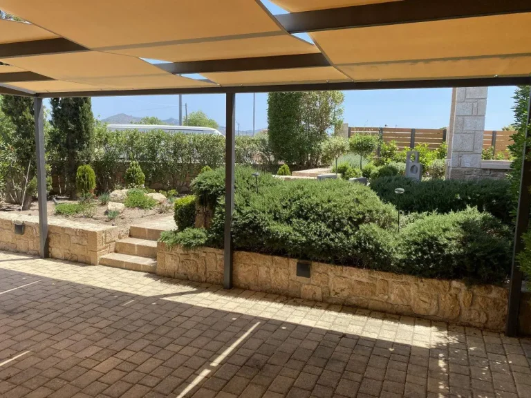 Διαμόρφωση εξωτερικού χώρου με φυτεύσεις στην Αίγινα