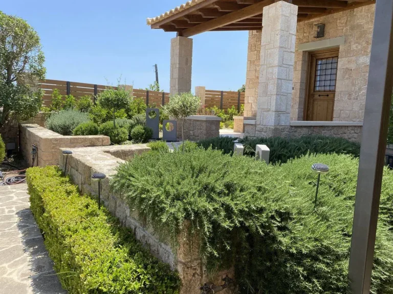 Διαμόρφωση εξωτερικού χώρου με φυτεύσεις στην Αίγινα