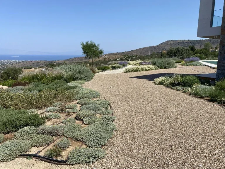 φύτευση καλλωπιστικών φυτών σε ιδιωτικό κήπο